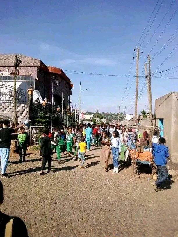 qunnamsiisasbaa's tweet photo. The students of Calalaqii, Darge and Catholic schools in Neqemte city are raising their voices for his people who are being displaced and dying by the Terrorist Nafxanya.#Oromoo_Revolution
#Stop_Oromoo_genocide
#Oromo_protest  @AP @UNHumanRights #OromoVoice #AbiyAhmedIsATyran https://t.co/w4qZnmS4nh