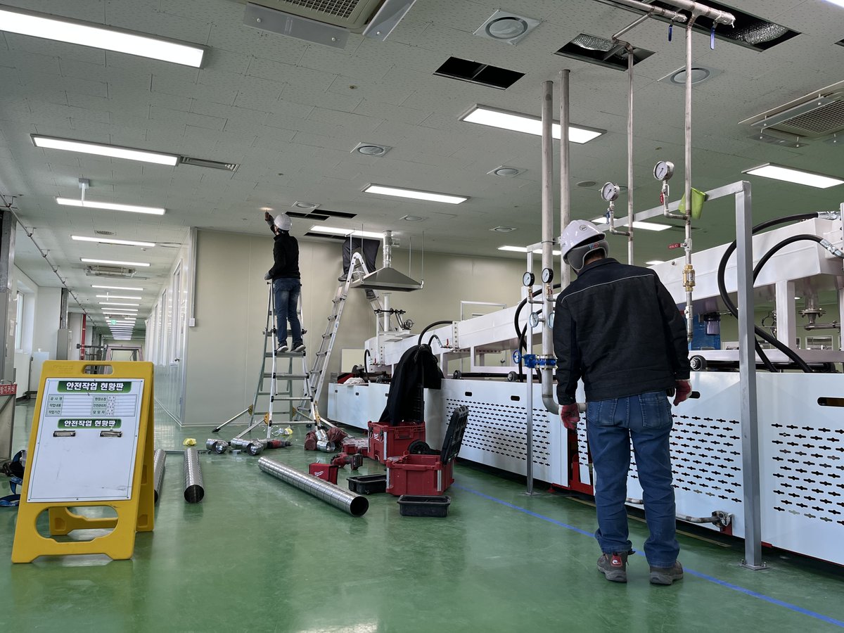 LS_eMS's tweet photo. The second floor of our H factory is under construction to install a ceramic brazing furnace. 

Supervisor Yoo Sae-hyuong was excited about the completion of the construction of one line on December 15. 

#ceramic #manufacturing #Relay #contactor #parts #construction #emobility https://t.co/mmEOlN9z6X
