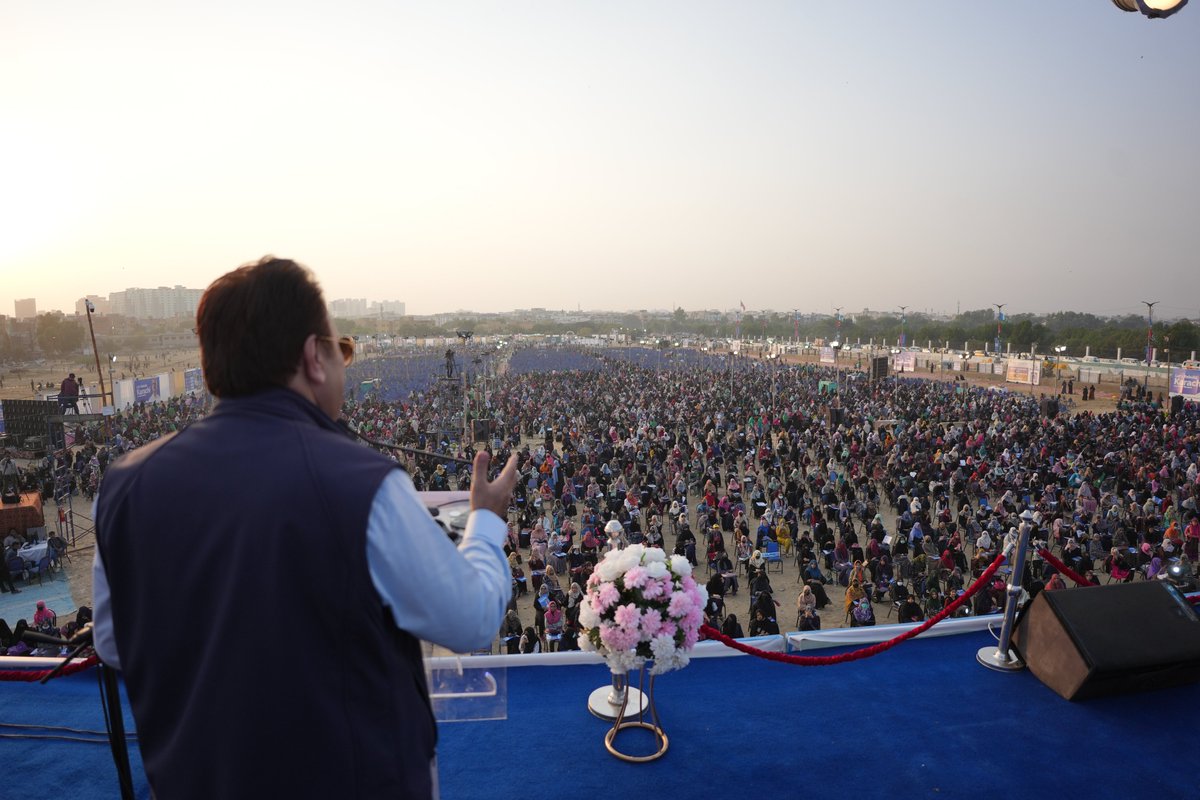 TalhaGhanchi10's tweet photo. معروف ٹی وی اداکار بہروز سبزواری کی بنو قابل ایپٹیٹیوٹ ٹیسٹ میں شرکت اور طالبات سے گفتگو
#banoqabilbyalkhidmat  #AlkhidmatKarachi #aptitudetest #girls  #کراچی_کی_بیٹیو_بنوقابل https://t.co/WxVwThc21F https://t.co/wBr1XGFhIA