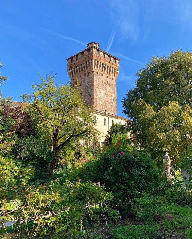 Il Torrione di Porta Castello fu eretto nel XII secolo a scopo difensivo e nei secoli subì molti rimaneggiamenti. Donato al Comune di #Vicenza, oggi è un polo d'arte contemporanea 

👉 bit.ly/3tUtt2Q

#VisitVeneto

📸 Foto IG aspettachefacciounafoto_