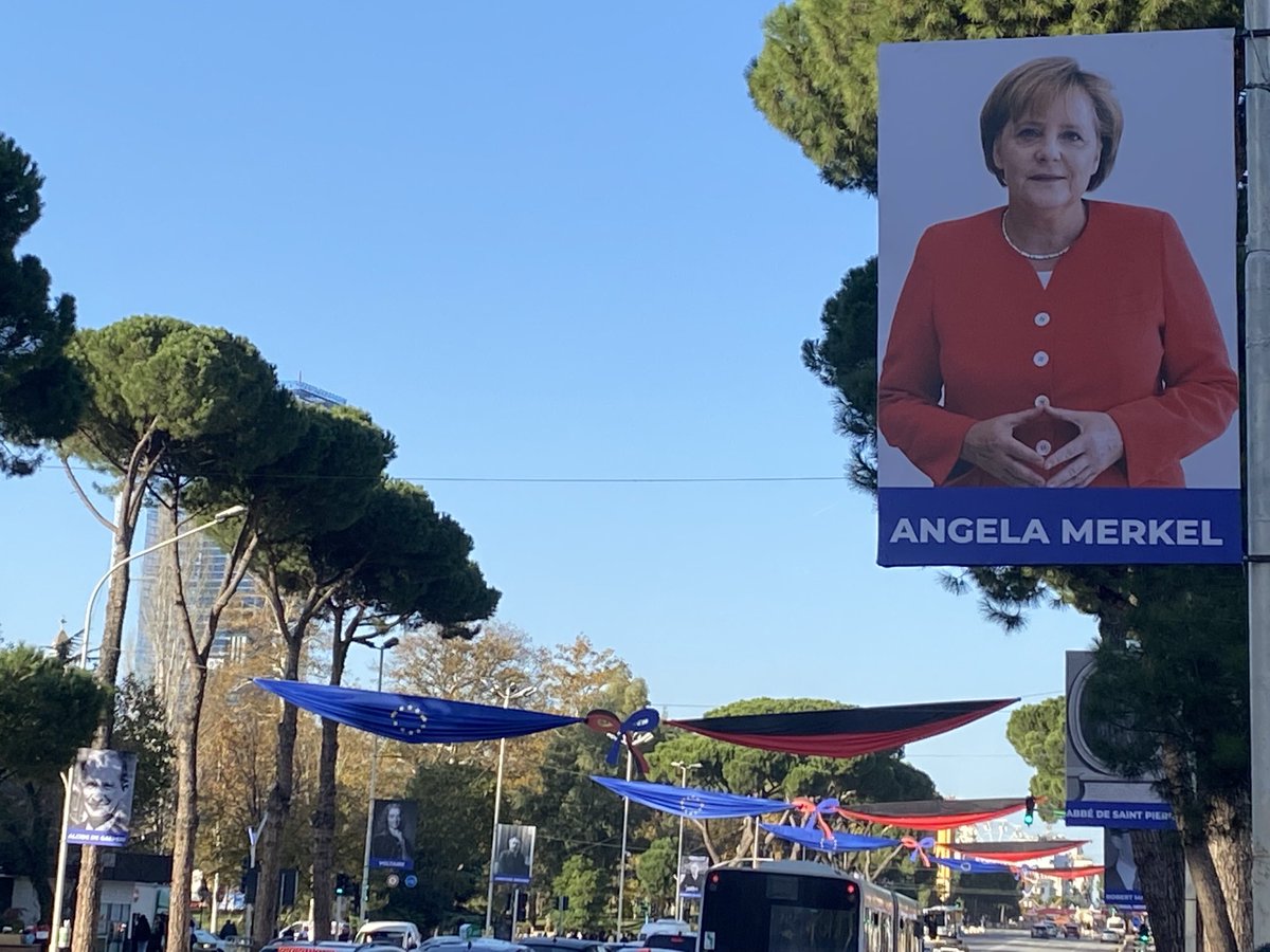 Morgen fahren hier die Teilnehmer des EU-Westbalkangipfels durch. Tirana schmückt sich mit großen Europäern, so die albanische Sicht: Vorne Angela Merkel, hinten Voltaire. #EUCO