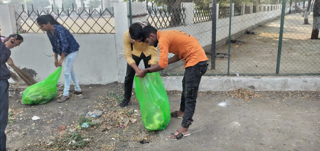 #InternationalVolunteerDay2022 निमित्ताने #nykjalgaon द्वारे स्वच्छता अभियान राबविण्यात आले. यावेळी NYV निकिता मेढे व दीपक खिरोडकर यांच्यासह युवकांनी श्रमदान केले. @arunednyks @NYKS_maha_Goa @Nyksindia