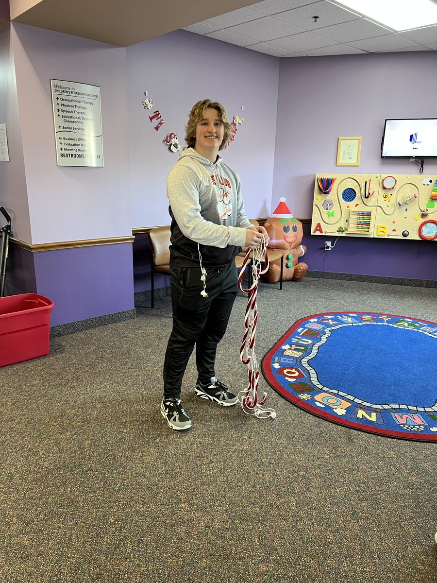 HowlandHS's tweet photo. On Thursday 12/1/22 FCCLA students went to Children's Rehab Center and decorated for the winter season!  #ProudPastRoaringFuture https://t.co/JYnDD9P8bm