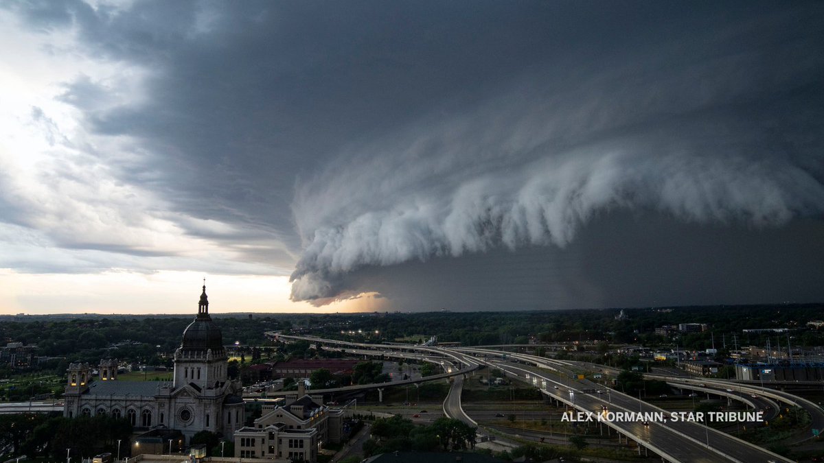 StarTribune's tweet image. 📷 Photos of the year: From crazy weather to Suni Lee, take a look at some of the memorable moments captured by the Star Tribune's photographers in 2022. startribune.com/photos-of-the-…