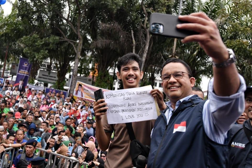 aniesbaswedan's tweet photo. Alhamdulillah, bersyukur bisa kembali menginjakkan kaki di Bumi Lancang Kuning.

Terima kasih atas sambutan hangat teman-teman, sejak dari mendarat di bandara, lalu pertemuan dengan relawan, tokoh lintas agama, tokoh masyarakat hingga rapat akbar.

#AniesBaswedan #UntukIndonesia https://t.co/8SbAUGrzop
