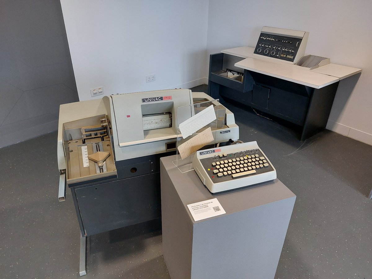 jemrec's tweet photo. Muy interesante la exposición permanente sobre la evolución de los computadores en la UGR.
Están los primeros servidores centrales de la UGR, por ejemplo Nevada, desde donde se envió el primer email de la Universidad en 1990. Quizás también pasaron mis primeros emails en 1994 😅 https://t.co/wNdlIbUkj4