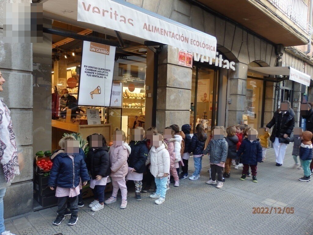 salesdeusto's tweet photo. 3 urteko umeak elikagaien proiektuarekin bukatzeko auzoko dendak ikustera joan gara #auzokodendak #elikagaiosasungarriak #3urte #haurhezkuntza #salesianosdeusto https://t.co/g60RfNvDnh