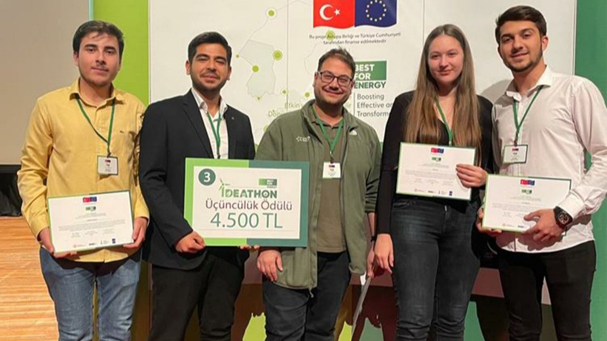 Avrupa Birliğinin fonladığı Best For Energy kapsamında düzenlenen “Best for Mobility İdeathon Yarışması”na katılan Üniversitemiz Mühendislik Fakültesi öğrencileri İsmail Elibol, Doğan Gürcan, Asil Özgenç, Öykü Öz Tak Bi Şarj isimli Start-Up girişim projesi ile üçüncü oldu.
