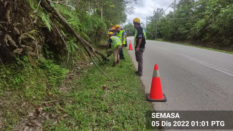 Roadcare Bentong & Raub (@rcbentong) on Twitter photo #teamroadcare kerja bersih sisa #pokoktumbang di FT1498 - JALAN UTAMA MEMPAGA
@MOWorks <a href="/ZTTCSFJ/">ZTT CSFJ</a> <a href="/JKRPAHANG/">JKR PAHANG</a> <a href="/JKRBentong/">JKR Daerah Bentong</a> <a href="/Roadcare_HQ/">ROADCARE (M) SDN BHD</a> <a href="/Roadcare_Phg/">ROADCARE PAHANG</a> <a href="/IrZulkefly/">Mohd Zulkefly S</a> #teamroadcare kerja bersih sisa #pokoktumbang di FT1498 - JALAN UTAMA MEMPAGA
@MOWorks <a href="/ZTTCSFJ/">ZTT CSFJ</a> <a href="/JKRPAHANG/">JKR PAHANG</a> <a href="/JKRBentong/">JKR Daerah Bentong</a> <a href="/Roadcare_HQ/">ROADCARE (M) SDN BHD</a> <a href="/Roadcare_Phg/">ROADCARE PAHANG</a> <a href="/IrZulkefly/">Mohd Zulkefly S</a>