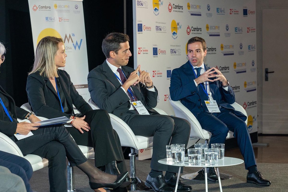 ESThinktank's tweet photo. 👏🏽In November, our President Pierfrancesco Maria Lanza took part in the #medaweek22 organised by @ascameorg and its partners in Barcelona.
🇪🇺At the conference, he also had the opportunity to share the EST work during informal talks and met our Vice President Rosa Jorba! https://t.co/N0zCpj4XXU