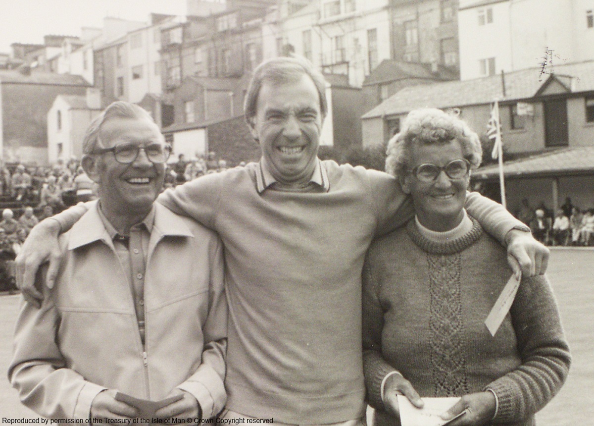 IsleOfManPRO's tweet photo. Monday calls for a little #EYAHumour. Here's Lancashire comedian, entertainer and TV star Bernie Clifton pictured with competitors in a Douglas Bowling Club event in the early 1980s. Regrettably, there is no sign of Oswald the Ostrich. #ExploreYourArchiveWeek #IsleOfMan https://t.co/7ZCGhzMOMt