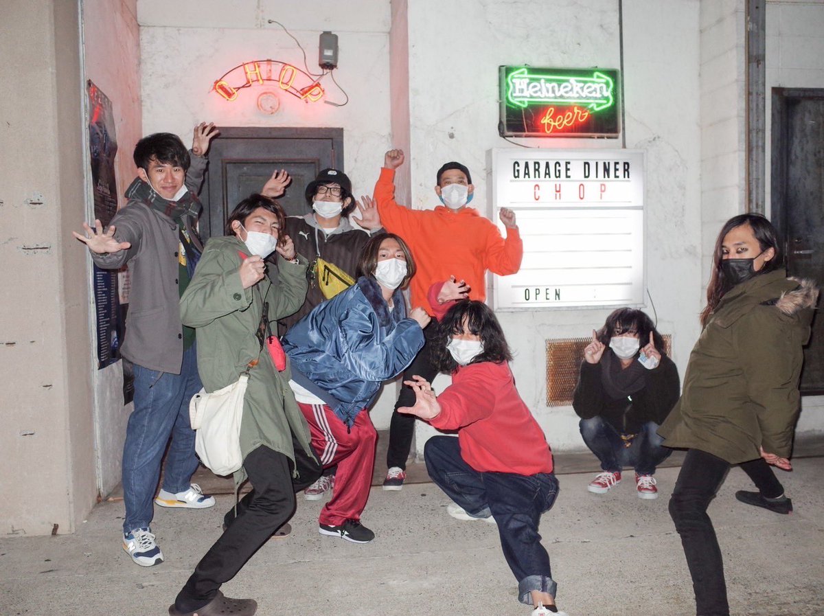 themadgentles's tweet photo. 【📣ワンマンまであと4日📣】

本日の #マッジェンメモリアルフォト は

集合写真大集合！📸

数々のバンドに沢山仲良くしてもらい、大切なライブに呼び呼ばれその度に撮った戦友達との写真です！

映り込んだマッジェンを、馴染みのバンドを是非探してみてください！ https://t.co/BZJ4Jw9iLJ