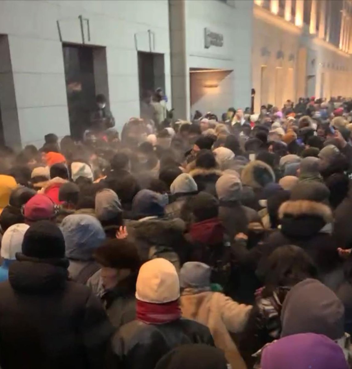 Galleria Ulaanbaatar эрсдэлтэй нөхцөлд байна даа. Жагсаалын хажуугаар ашиг хонжоо хайсан хулгайч дээрэмчид олон бий дээ...