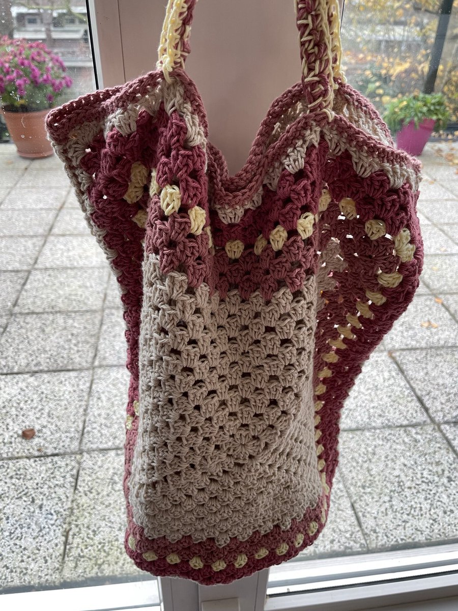 Eindelijk! Tas <a href="/hobbii/">Page neo</a> is AF! Paar keer weggelegd, weer opgepakt, maar wat een gepriegel 😳 Duidelijk niet zoals het bedoeld is, beige garen was sneller op, dus eigen design eraan gegeven…..