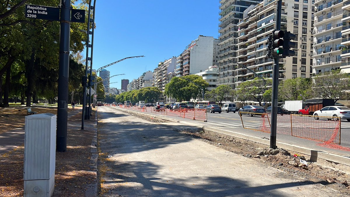 OliviaGagliesi's tweet photo. Pregunto en serio. ¿Realmente necesita todo un carril de Libertador para una BICISENDA? Es absolutamente ridículo https://t.co/jF8kIHcQ9o