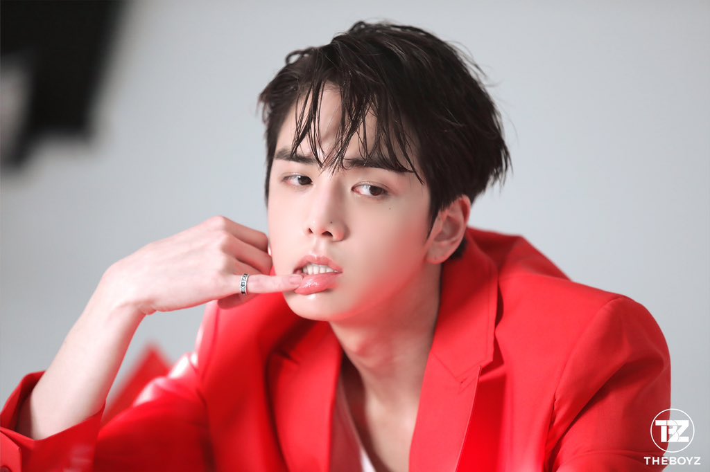 YHOONLOOKS's tweet photo. he is insanely beautiful https://t.co/2Ts0tbZO2i