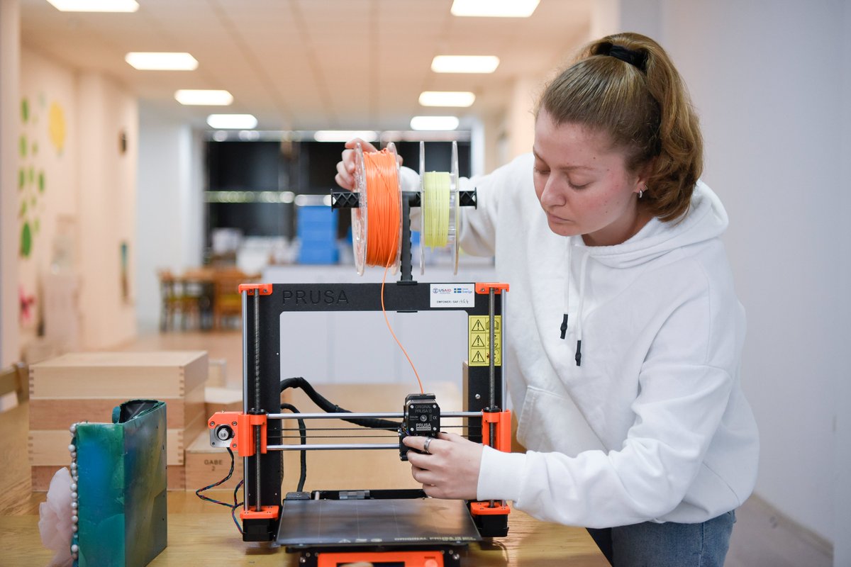 #HappyMonday from Elisa &amp; her 3D printer.
Elisa Shehu is among 40% of young women who have continued working full time after completing their internships, as part of #WomeninEnergy supported by <a href="/mccgov/">Millennium Challenge Corporation</a>. 
Elisa is now a full time #STEM Mentor at <a href="/BONEVETKacanik/">BONEVET Kaçanik</a>