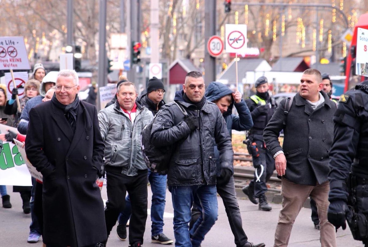 kgegenrechts's tweet photo. Naziaufmarsch ein Debakel
Nur 80 Teilnehmer*innen und hunderte Gegendemonstrant*innen #k0412 https://t.co/Qff7d14zRn https://t.co/2SPflPgyCQ