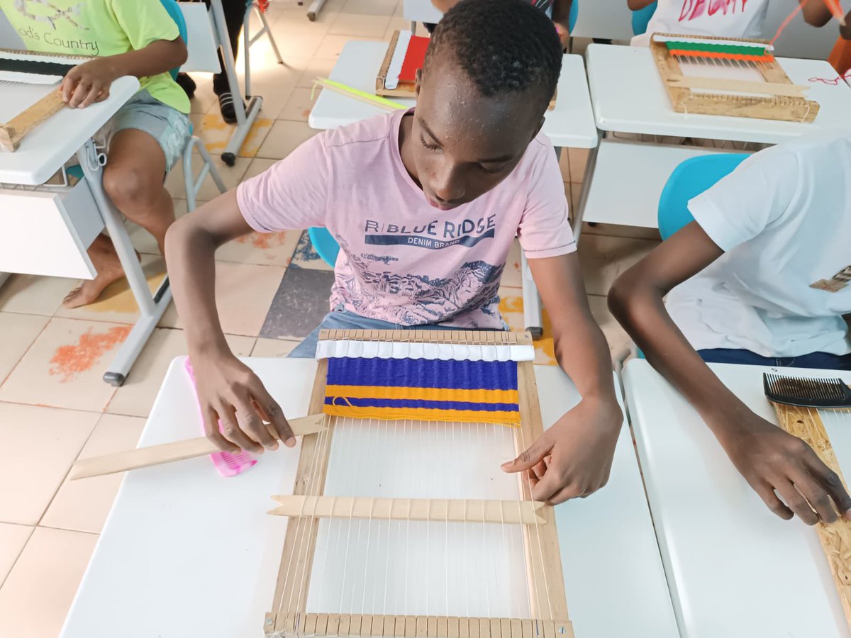 maarifML's tweet photo. Séance de tissage de tapis miniatures avec nos élèves dans le cadre des activités du club turc au campus de Badalabougou. #MaliMaarif #Badalabougou #ClubTurc #Tapis 👏🏻🤩 https://t.co/xVfkCV8epo