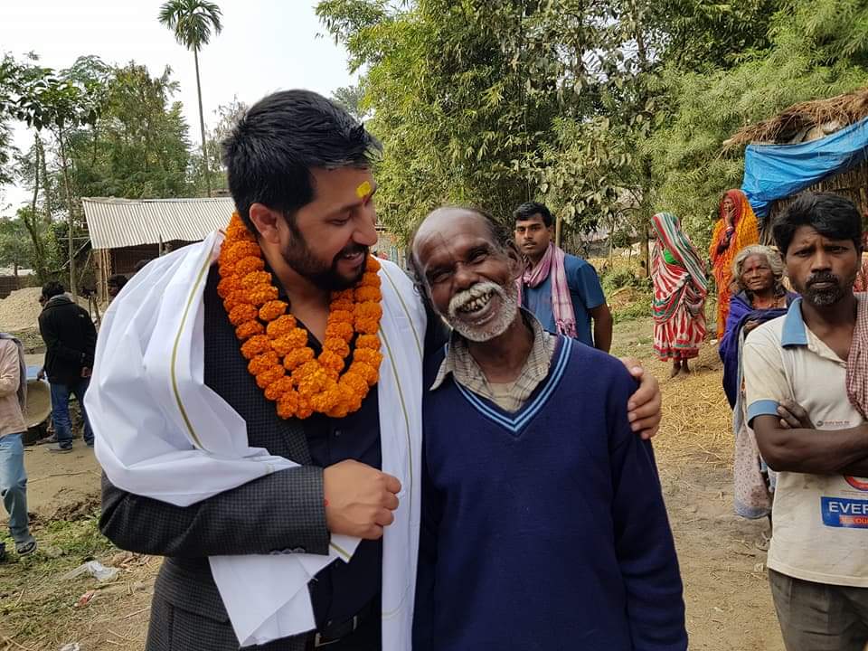 ३,४ वटा पार्टीका अध्यक्षज्युहरुको निवासमा दैनिक खादा र माला कति संकलन हुन्छ्न होला?ती संकलन भएका खादाहरु गरिब बेरोजगार नागरिकलाई उहाँ हरुकै निवास नजिक बिक्रिमा राख्न दिए गरिबी तीन चार परिवारहरु पालिन्थे होला। मेरो निजि बिचारमा ।