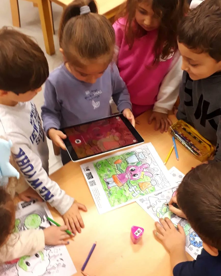 MBAmarmaris's tweet photo. Anasınıfı öğrencilerimiz Hour Of Code haftasında Artırılmış Gerçeklik uygulaması ile tanıştı. Boyadıkları resimlerin hareket etmesini görmeleri hepsini çokça heyecanlandırdı.🥰
#BKMarmaris
#BahcesehirKodluyor
#Hourofcode
#bkhourofcode
💙❤️ https://t.co/SQk744ryfc