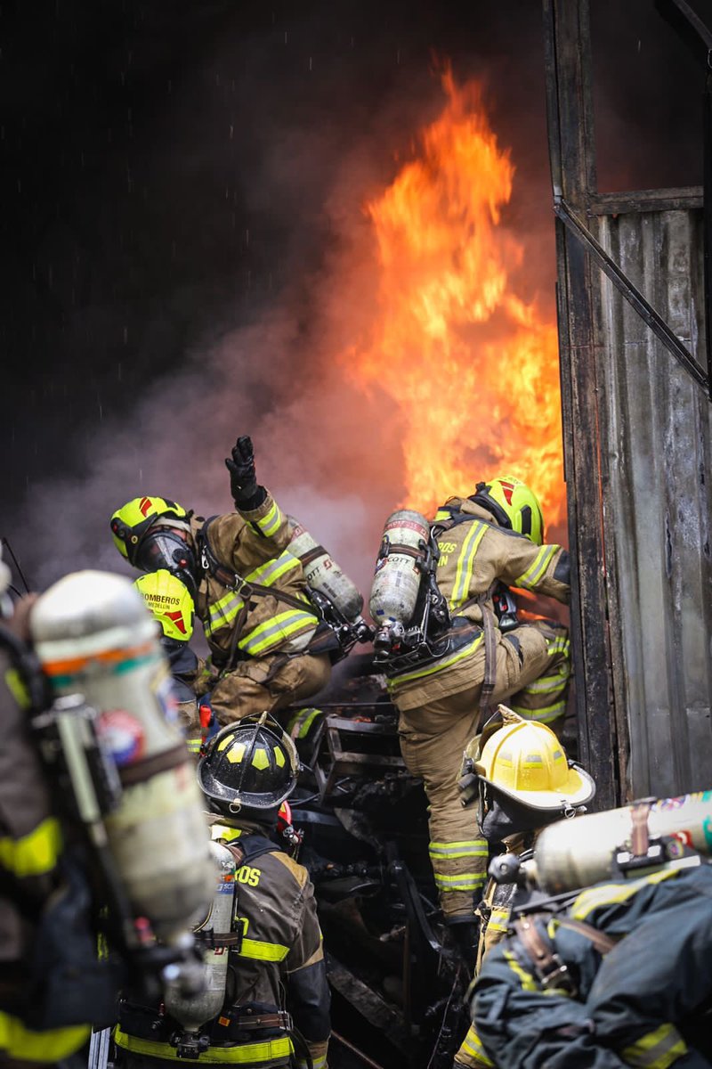 Hoy reconocemos el trabajo por el cuidado y la protección de la vida de los 232 bomberos que conforman nuestro Cuerpo Oficial, ellos son los primeros respondientes ante las emergencias de la ciudad, arriesgan su vida para salvar la vida de todos, GRACIAS.

#FelizDíaDelBombero