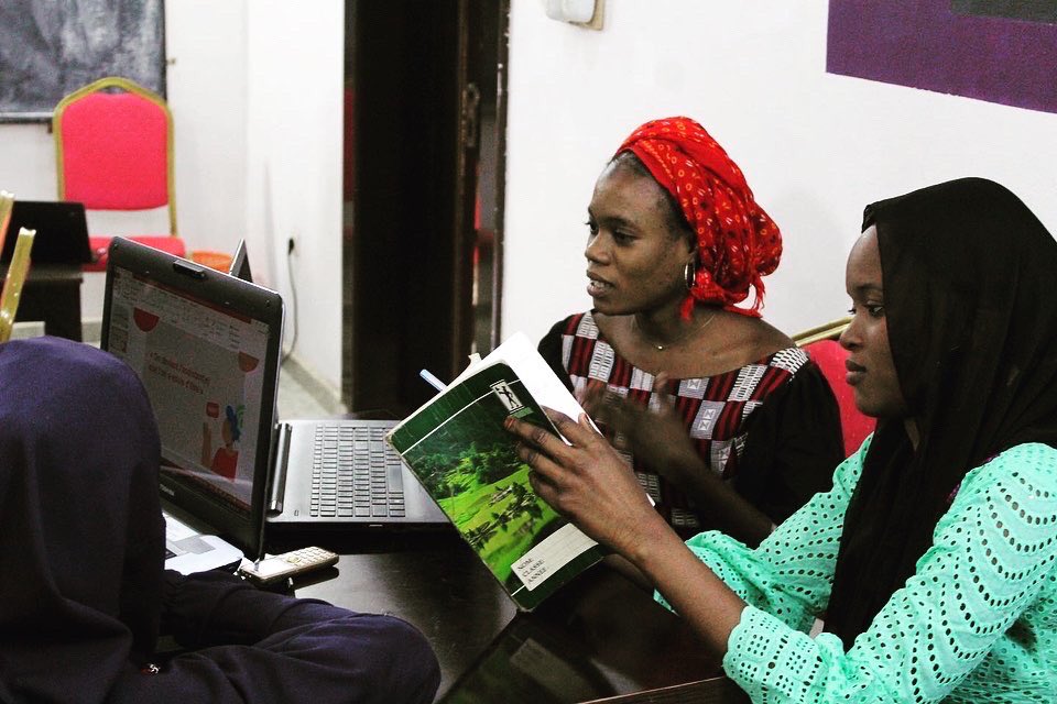 <<On devient l'assistant(e) que l'on a envie d'être>>

C'était la phrase clé qui a fait l'objet des discussions aujourd'hui !

Nos #Assistants 2.0 ont suivi aujourd'hui une formation sous le thème : Comprendre le métier d'assistanat.
1/2