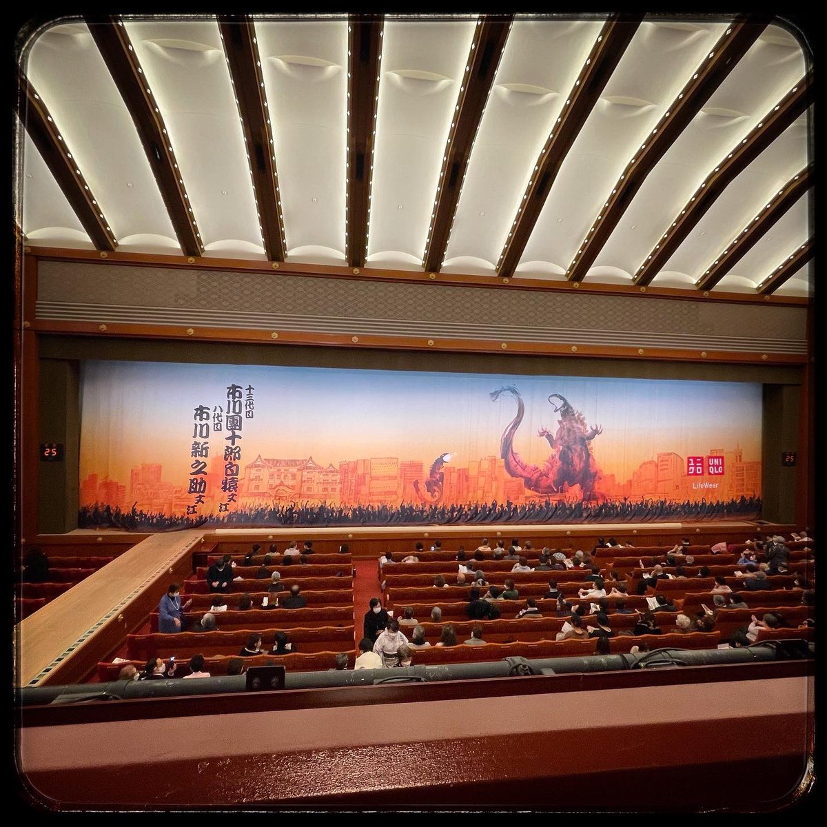 pchie's tweet image. 歌舞伎座『市川團十郎白猿襲名披露』初日。2階の最前列で最高っ☆喜んで観劇に望んだのダガっ主役の團十郎が陰気でオバケ乗っかってるのでわ？とゆう感じ。劇場内もコレ襲名かっ！とゆぅ陰気。終演後のお茶も陰気になる程。パッとしたモノ観ないと〜来週のバレエに期待だー☆ #歌舞伎座 #銀座みかわや