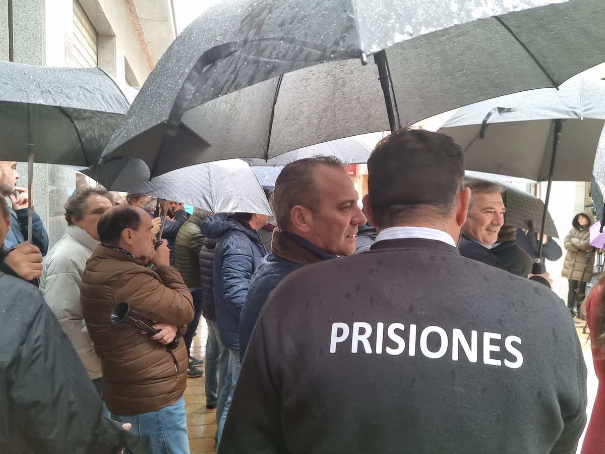Hoy junto con nuestros abnegados funcionarios de prisiones en Huelva, denunciando su insostenible situación. Desde  <a href="/Huelva_Vox/">VOX Huelva</a> hacemos responsable a este indecente Ministro del Interior de esta situación vergonzosa #SoloQuedaVox 
<a href="/csifhuelva/">CSIF Huelva</a>
<a href="/acaip_huelva/">ACAIP HUELVA</a> <a href="/TAMPM_Huelva/">Tu Abandono Huelva</a>