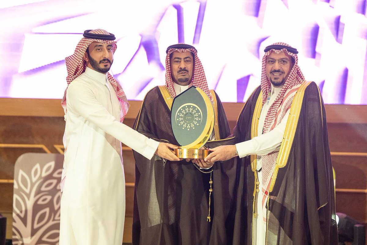 EmarahAlQassim's tweet photo. أبدى سموه إعتزازه بأبناء وبنات الوطن لإهتمامهم بنشر مفهوم التطوع تحقيقا لرؤية المملكة 2030.. 

سمو #أمير_القصيم : #ملتقى_التطوع_بالقصيم في نسخته الثالثة يسهم في دعم جهود الأفراد والجهات والمؤسسات لنشر ثقافة #العمل_التطوعي بالمنطقة . https://t.co/Jkgbsbwcl8