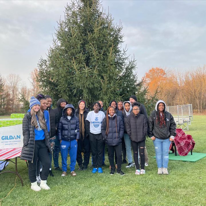 EHS Girls Basketball helping at the Ewing Township Holiday Tree Lighting! ❤️🌲🏀 💚