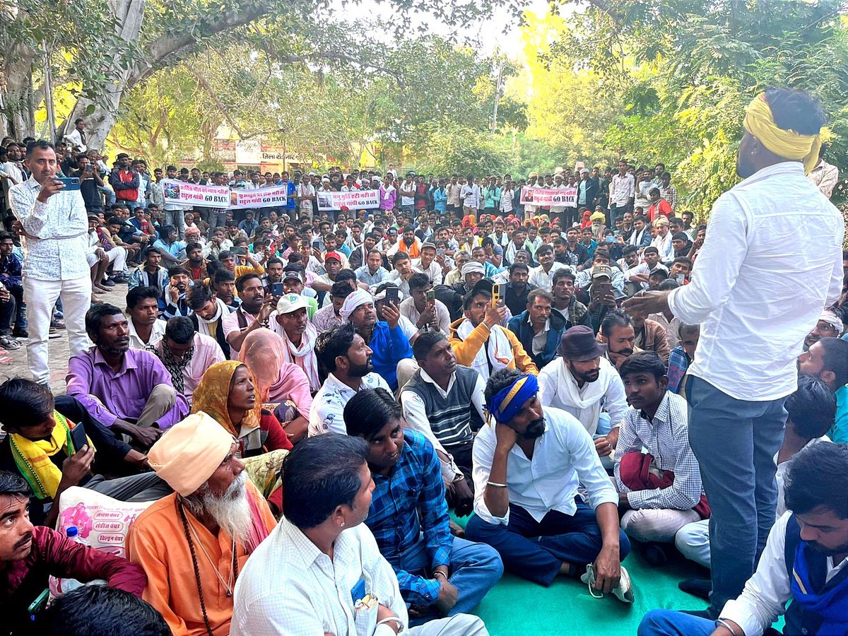 हम सोनार भील के वंशज है ना कभी झुके है ना कभी झुकेंगे ✊️✊️
 कार्तिक भील हत्याकांड में जो मांगे थी इन मांगो को पूरा करवाने की प्रक्रिया को लेकर सिरोही जिला प्रशासन ने 5 दिवस में पूरा करवाने को लिखित आश्वस्त किया है। जब तक ये मांगे पूरी नही होगी तब तक धरना निरन्तर चलता रहेगा।
