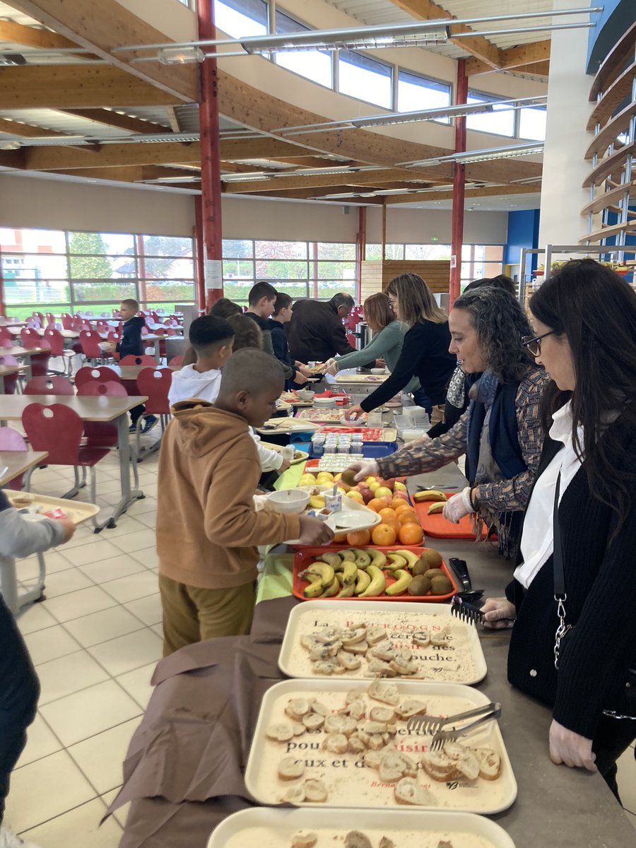 Traditionnelle opération petit déjeuner pour les 6eme.Apprentissage de l’alimentation et bien manger dès le matin en présence des parent.@AcademieDijon @NathalieAlber15 @NNgahane @dsden71 #equilibrealimentaire #repasequilibre