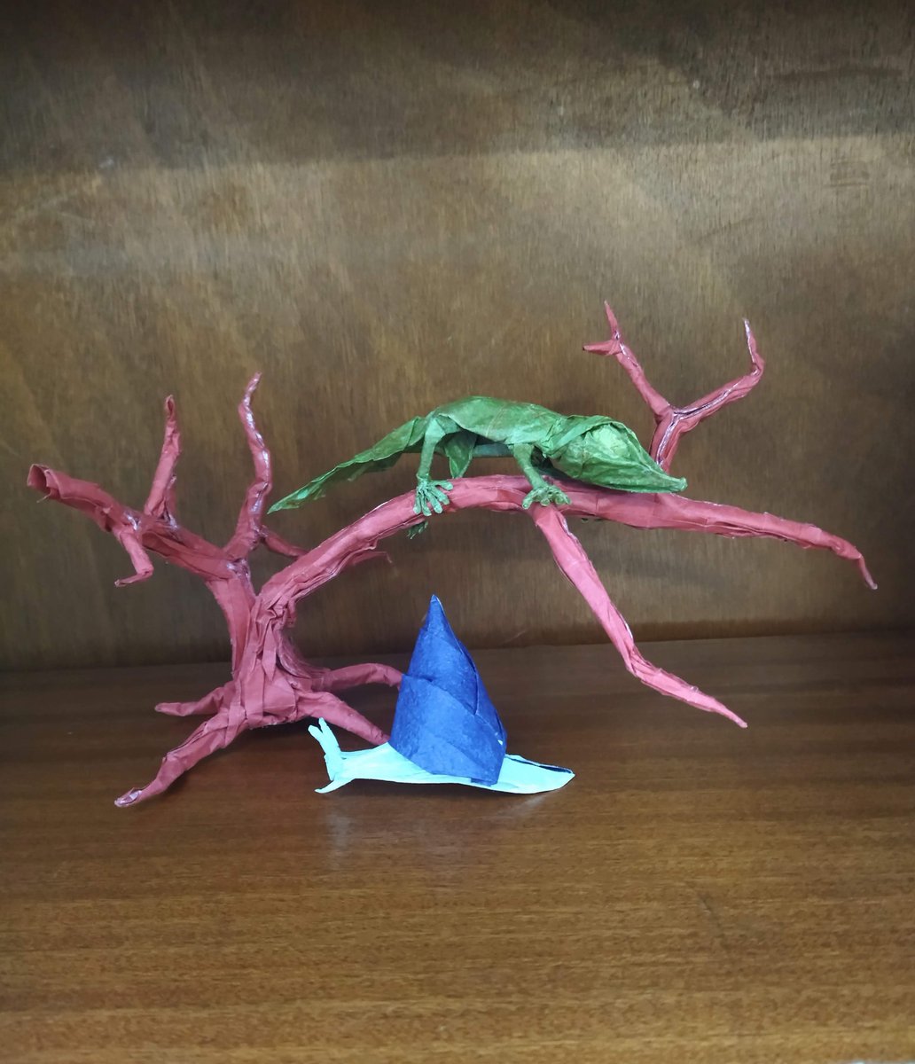 Two new members of my office's #Origami crew by my amazingly talented husband, <a href="/goar_sanchez/">Goar Sánchez</a> #gecko #snail