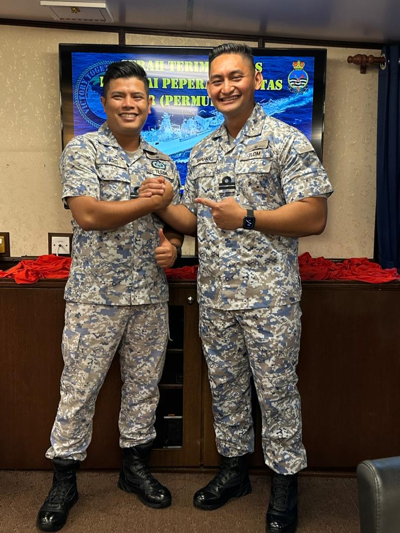 Handing over ceremony for the Gunnery Officer @kdjebat29. Congratulation to newly appointed GO Lt Amirul Faris RMN and we wish fair wind and following seas to Lt Shahril Azudean RMN for next appointment. @tldm_rasmi @MPA_Barat @emmryshahril #JebatWarrior #VictoryTogether