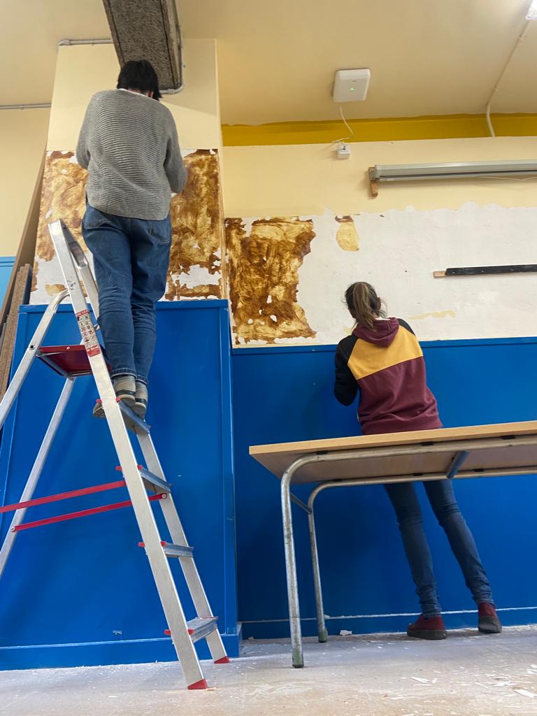 AfalaLio's tweet photo. El passat dissabte 3 de desembre, un equip de mares i pares voluntàries van estar treballant 👷‍♀️👷 per arreglar l'aula de ciències de l'escola. 🧪

Es reprendran els treballs el dia 18 de desembre a les 9:30h. Veniu a donar un cop de mà, els/les vostres fills/es us ho agrairan! 🙏 https://t.co/X9kDAbrr25