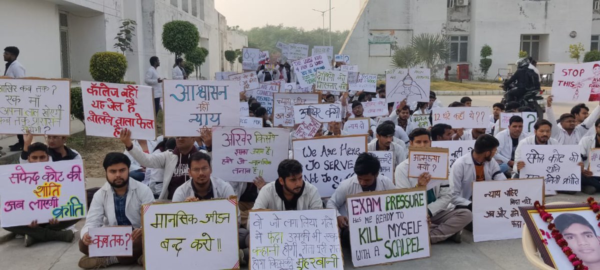 _KARI_31's tweet photo. Rally was organised in autonomous state medical college firozabad in protest of death of mbbs student 2021 due to mental pressure 
@brajeshpathakup @Sakshi_Singh04 @CMOfficeUP @PMOIndia @NMC_IND https://t.co/eCOLrZyPZm