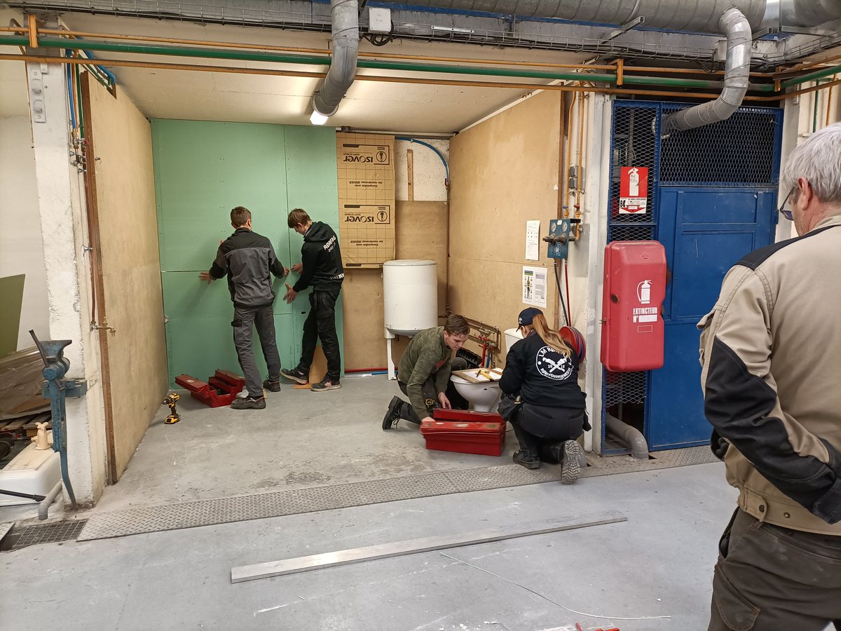 Une activité en binôme franco-norvégien en atelier plomberie. #Erasmus . A partir de  demain, 4 élèves norvégiens seront en stage en entreprise à ELAIRGIE et QLS. <a href="/dsden61/">DSDEN61</a> <a href="/ac_normandie/">Académie de Normandie</a> <a href="/pimga61/">Pôle International Mézeray-Gabriel d'Argentan</a> <a href="/LyceeMezeray61/">Lycée Mézeray-Gabriel</a>