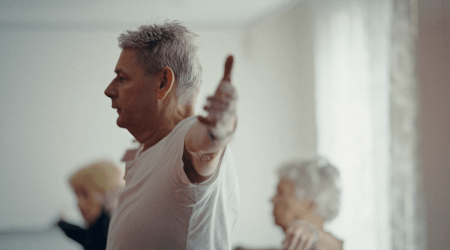 John kreeg #longkanker met uitzaaiingen naar de hersenen. ‘In het begin waren het hele angstige momenten in de MRI-scan. Ook is er soms de angst dat de #kanker terugkomt. Door #yoga bij het IPSO centrum heb ik geleerd hoe ik me beter kan ontspannen.' levenmetennakanker.nl/omgaan-met-ang…