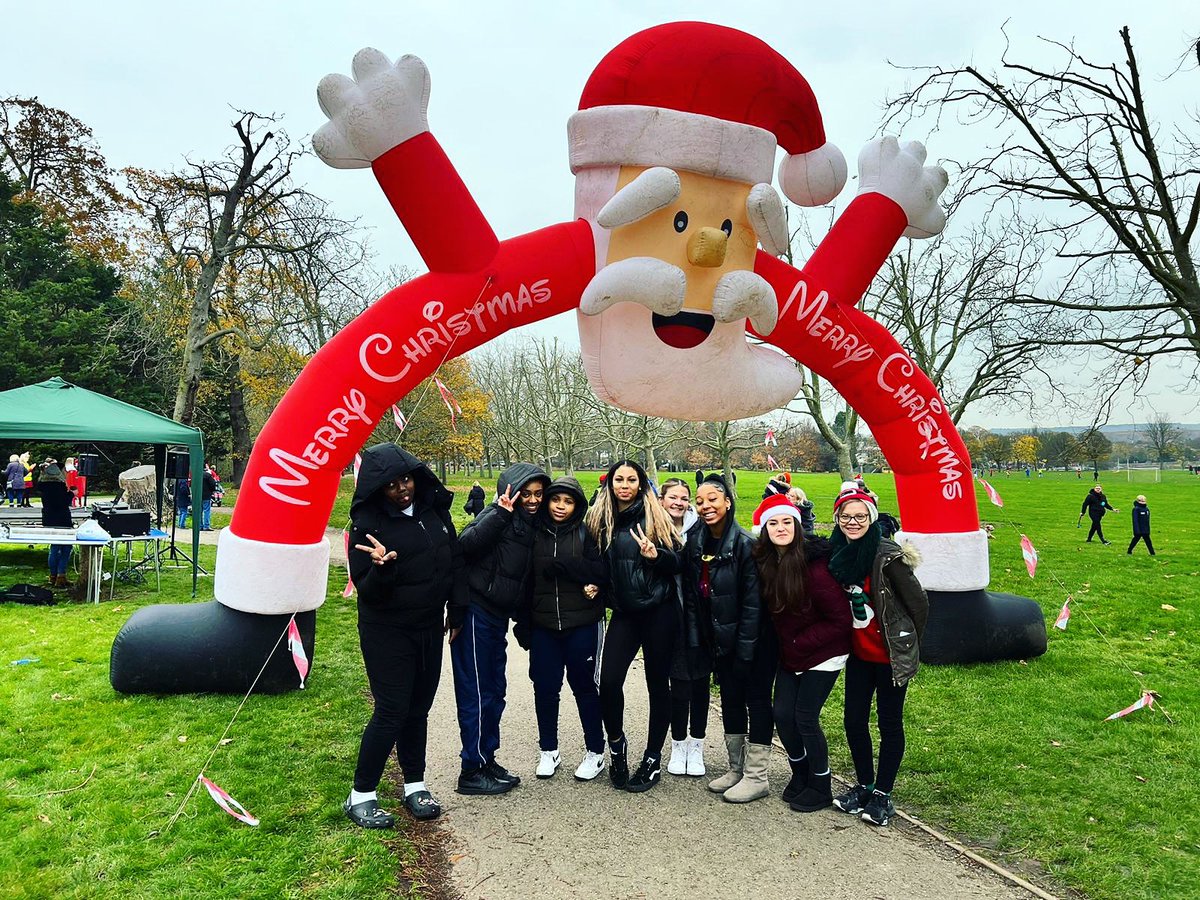 londoncollegePA's tweet image. Our students performed yesterday at the Festive Fun Run 2022 in support of @gbchospice. 👏🎅🏼❄️🎤

#festivefunrun #greenwich #londoncollegepa #londoncollegeofperformingarts #performingarts #singers #london #college