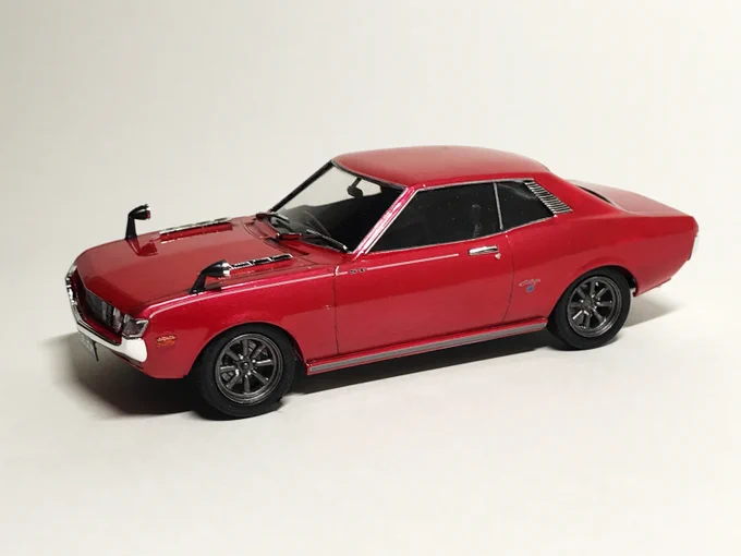 1/24 ハセガワ セリカ1600ST完成。久々のカーモデル。今回はアクリル筆塗りでカーモデルが塗装できるか!?チャレンジ。水性ホビーカラー87番メタリックレッドを4回ほど筆塗りしては研ぐを繰り返し、仕上げだけはプレミアムトップコートの光沢を2回吹いて砥ぐ。結論、まぁまぁ行けるんじゃね? 