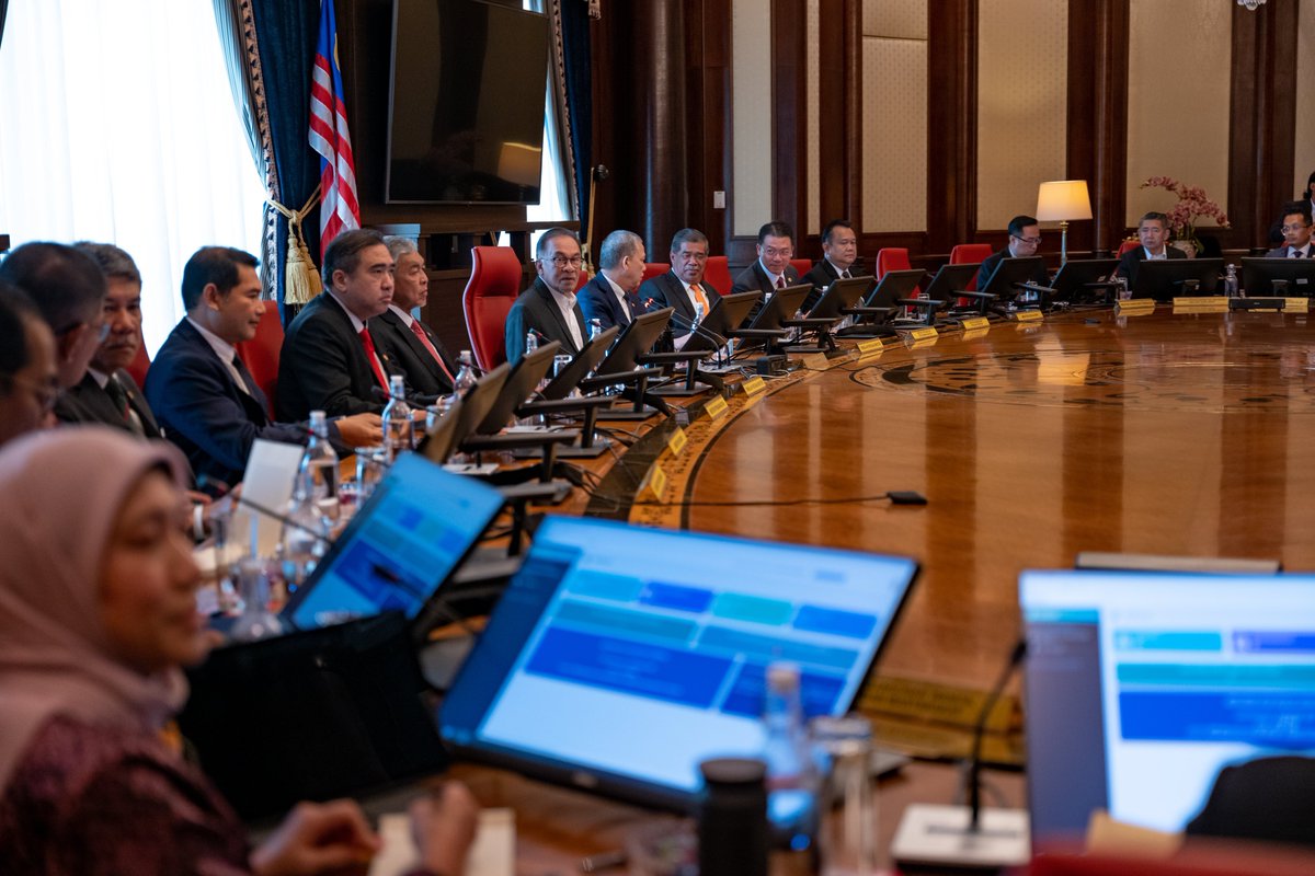 anwaribrahim's tweet photo. Mempengerusikan Mesyuarat Kabinet Pertama Kerajaan Perpaduan di Putrajaya hari ini.

Jemaah menteri bersetuju sebulat suara kepada pemotongan sebanyak 20% gaji selama mana ekonomi terus lembab dan merosot, dan ini merupakan ikrar saya saat berkempen pada PRU15. https://t.co/320xHapJ2R