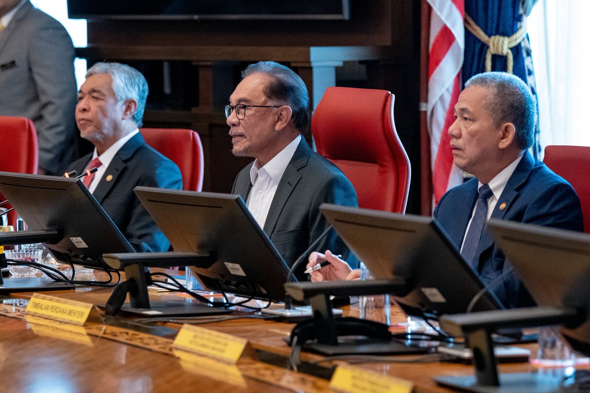 anwaribrahim's tweet photo. Mempengerusikan Mesyuarat Kabinet Pertama Kerajaan Perpaduan di Putrajaya hari ini.

Jemaah menteri bersetuju sebulat suara kepada pemotongan sebanyak 20% gaji selama mana ekonomi terus lembab dan merosot, dan ini merupakan ikrar saya saat berkempen pada PRU15. https://t.co/320xHapJ2R
