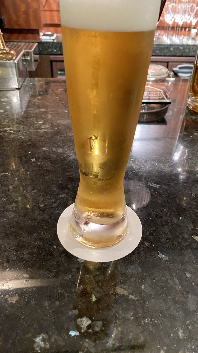 BoyShinjuku's tweet photo. 寒い日に飲むお酒。
今日になって急に寒くなって…
そんな日にでもビールが飲めるって不思議！
今日に乾杯！
#京王プラザホテル 
#プレミアムモルツ
#ウイスキーロック https://t.co/4SFx2vhqib