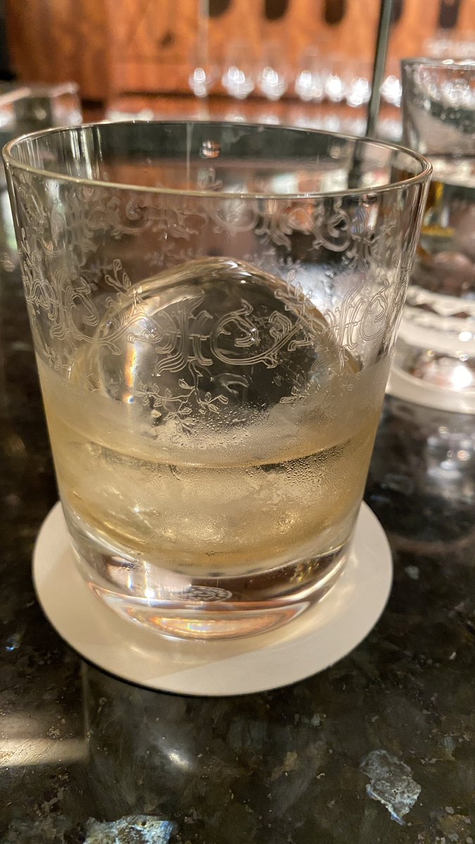 BoyShinjuku's tweet photo. 寒い日に飲むお酒。
今日になって急に寒くなって…
そんな日にでもビールが飲めるって不思議！
今日に乾杯！
#京王プラザホテル 
#プレミアムモルツ
#ウイスキーロック https://t.co/4SFx2vhqib