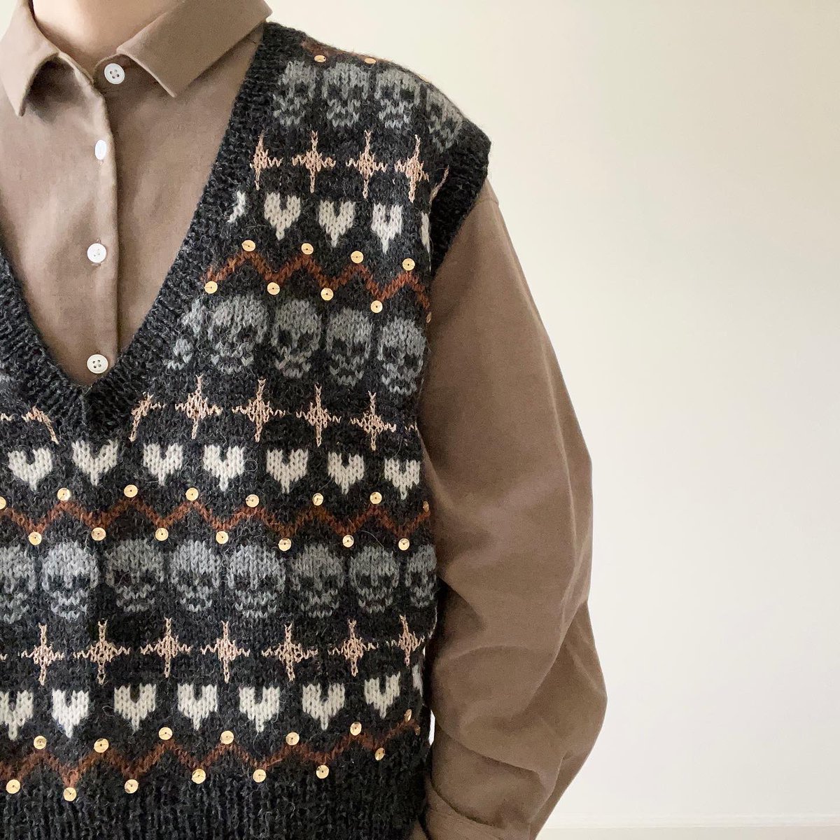 スカルのベストはメキシコの「死者の日」からインスピレーションを受け