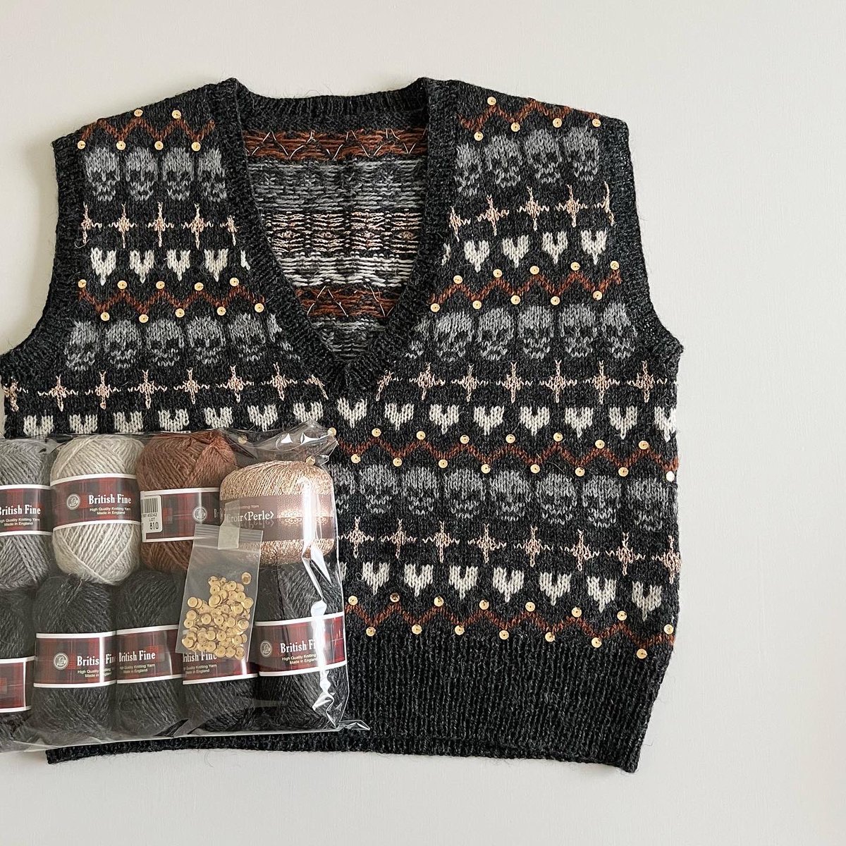 スカルのベストはメキシコの「死者の日」からインスピレーションを受け