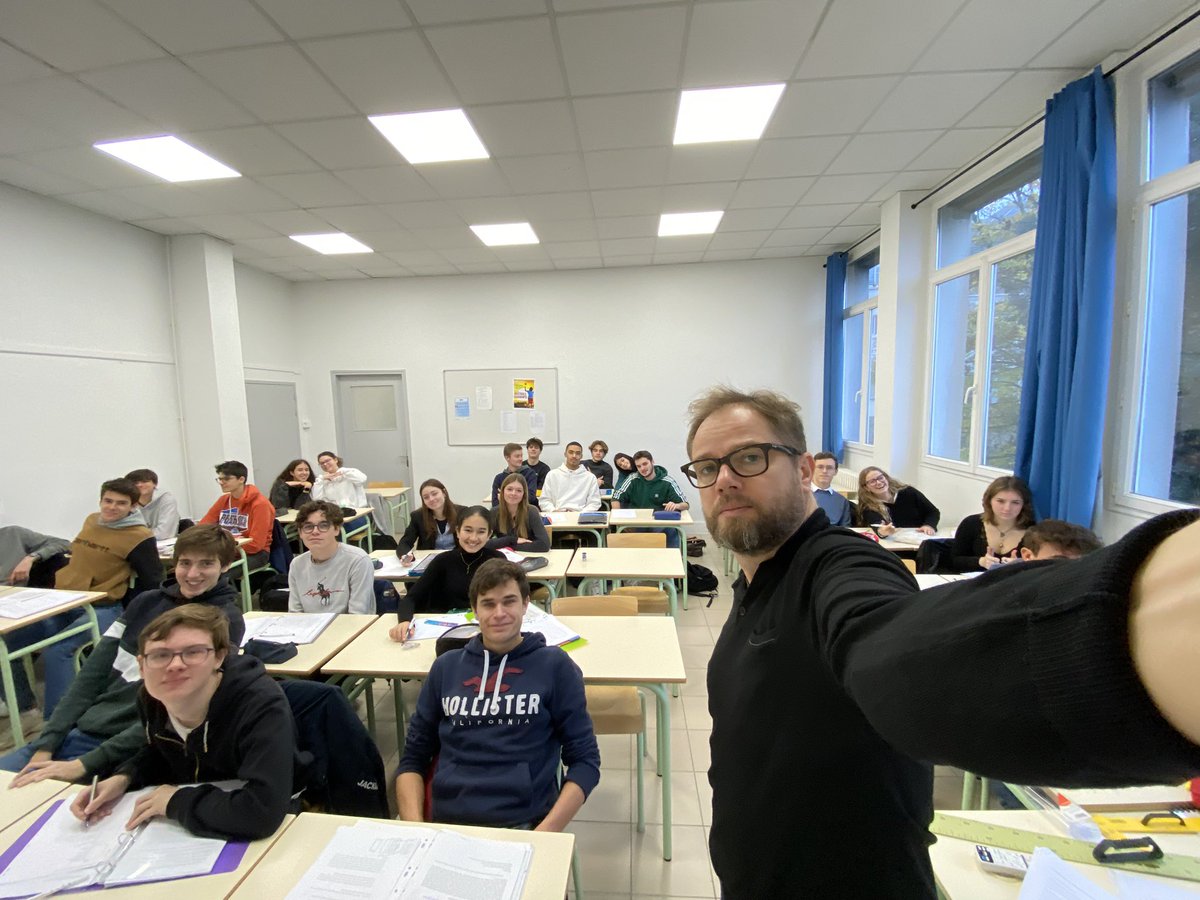 Hello les terminales A! (Désolé il n’y a pas tout le monde, et votre prof a des bras de Slender man)