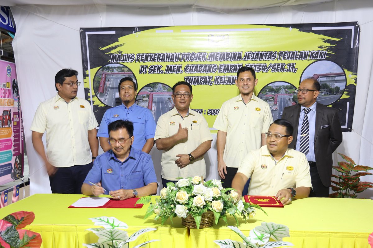 Mohd Suhaili Ismail (@irmohdsuhaili) on Twitter photo Penyerahan projek jejantas dihadapan SMK Chabang Empat Tumpat. Projek program keselamatan jalan raya yg akan memanafaatkan lebih 1200 pelajar untuk melintas jalan dengan selamat.Semuga akan dimanafaatkan sebaiknyanya oleh pedestrian. Turut hadir  Tn <a href="/mfairuzmd/">Md Fairuz Muhamad</a> SUB @MOWorks Penyerahan projek jejantas dihadapan SMK Chabang Empat Tumpat. Projek program keselamatan jalan raya yg akan memanafaatkan lebih 1200 pelajar untuk melintas jalan dengan selamat.Semuga akan dimanafaatkan sebaiknyanya oleh pedestrian. Turut hadir  Tn <a href="/mfairuzmd/">Md Fairuz Muhamad</a> SUB @MOWorks