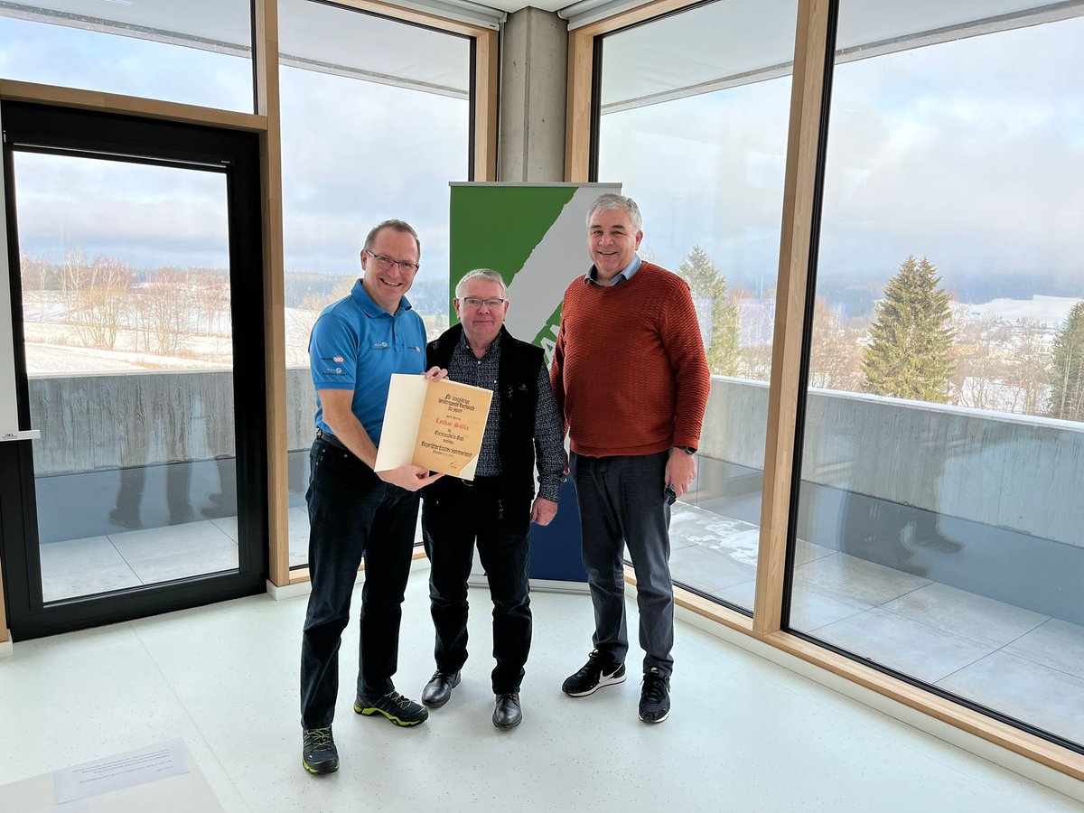 Unserem langjährigen Kreisvorsitzenden Lothar Sölla wurde bei der gestrigen Jahresabschlusstagung des Sportbezirks Mittelfranken in Bischofsgrün die BLSV-Ehrennadel in Gold verliehen. Herzlichen Glückwunsch, Lothar! (Auf dem Foto v. l. Jörg Ammon, Lothar Sölla, Dieter Bunsen)